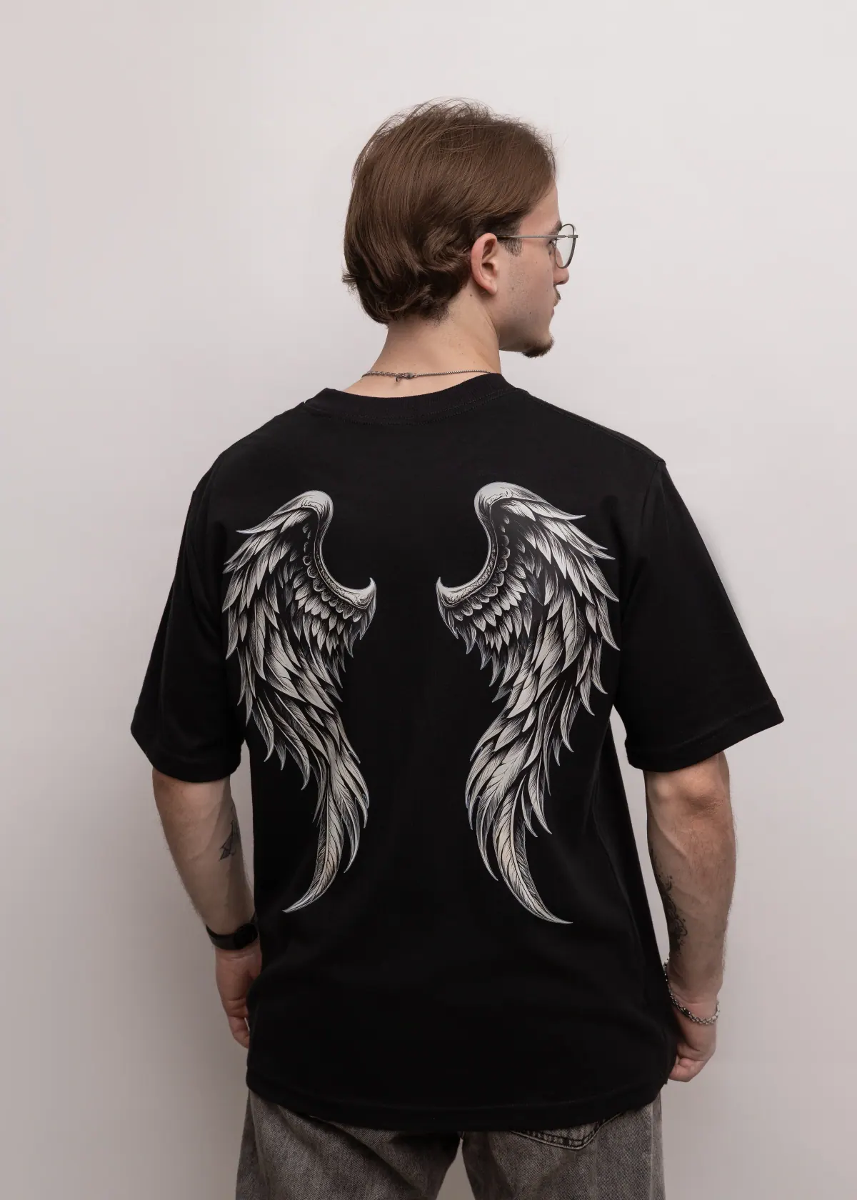 Costas da Camiseta Oversized Premium Asa preta com estampa de asas