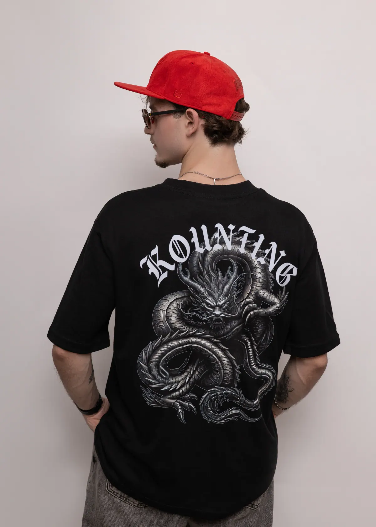 Costas da Camiseta Oversized Premium Dragão preta com estampa de dragão
