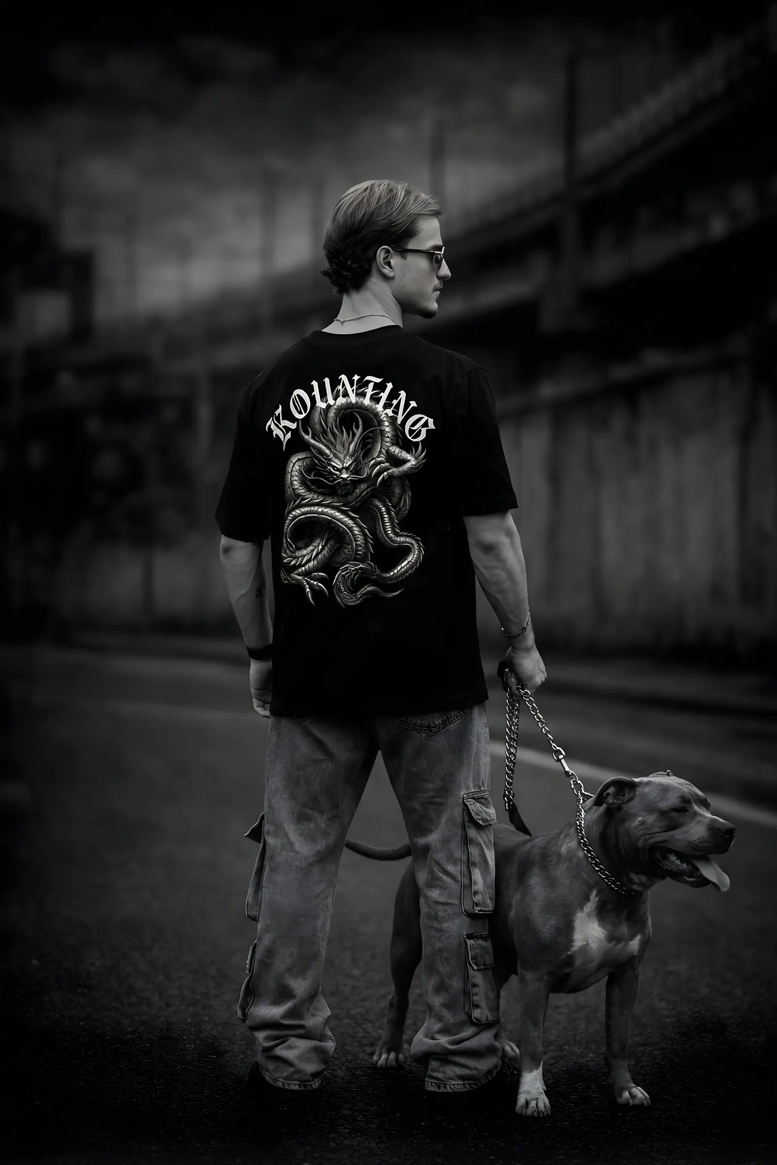 Costas da camiseta preta Premium Dragão em cenário urbano noturno com pitbull